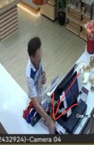 趁店员忙碌靠近柜台 扮顾客买蛋糕偷手机