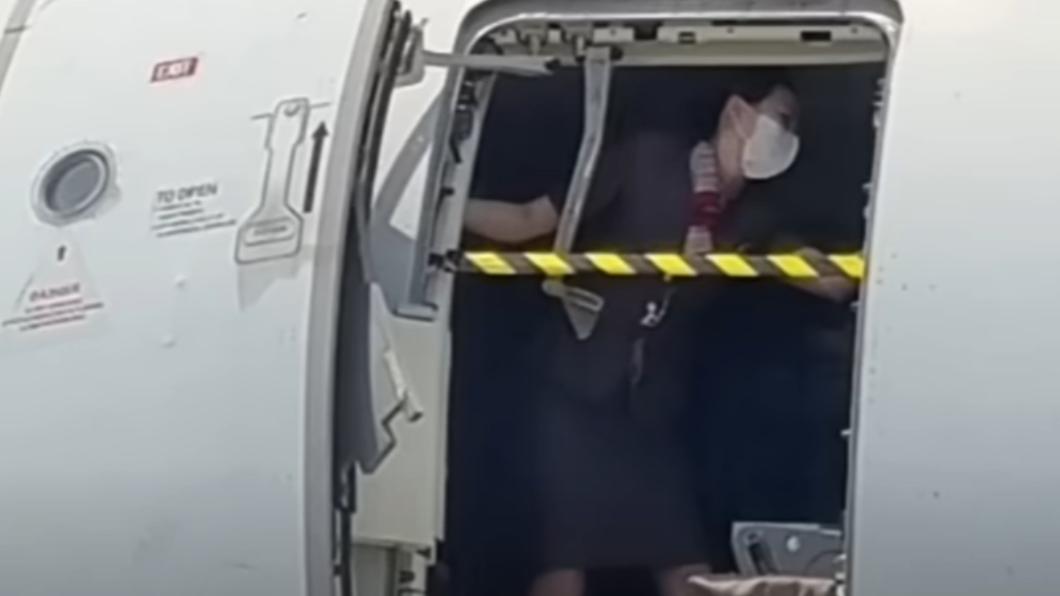 超猛！韩亚航机舱门高空被打开　空姐“肉身挡门口”惊险照曝