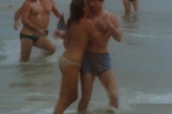 辣模献吻！44年前查尔斯海滩“香艳”一幕 不是艳遇却是圈套