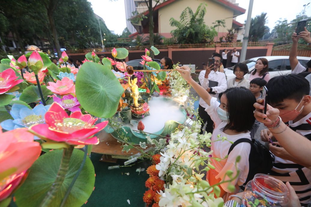 隆十五碑锡兰佛寺 花车游行法喜充满