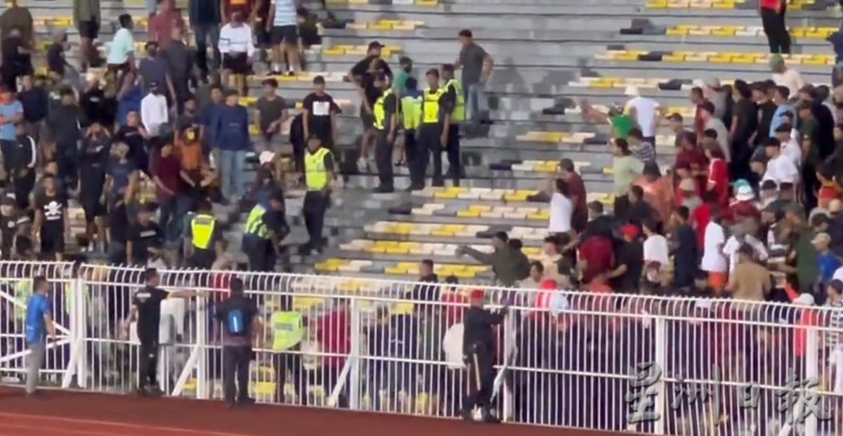 霹雪支持者互殴 足球联赛发生骚乱