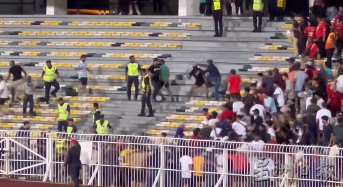 霹雪支持者互殴 足球联赛发生骚乱