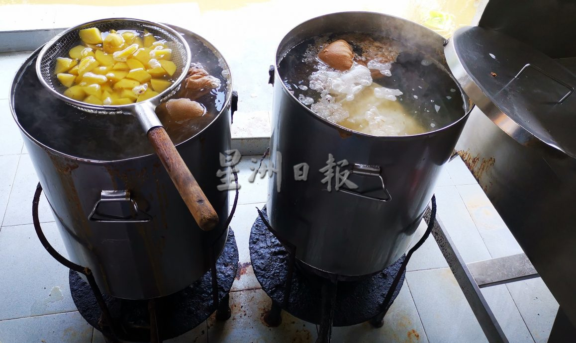 霹：7日见报【人气美食】／封底主文／班台海鲜面 鲜味 配料多