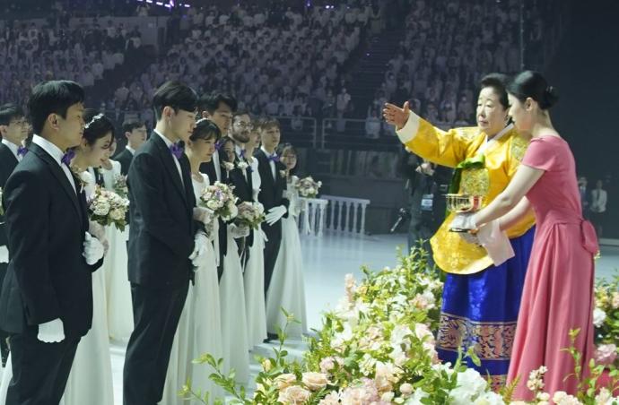 韩国统一教8000对新人集体婚礼 现场戒备森严