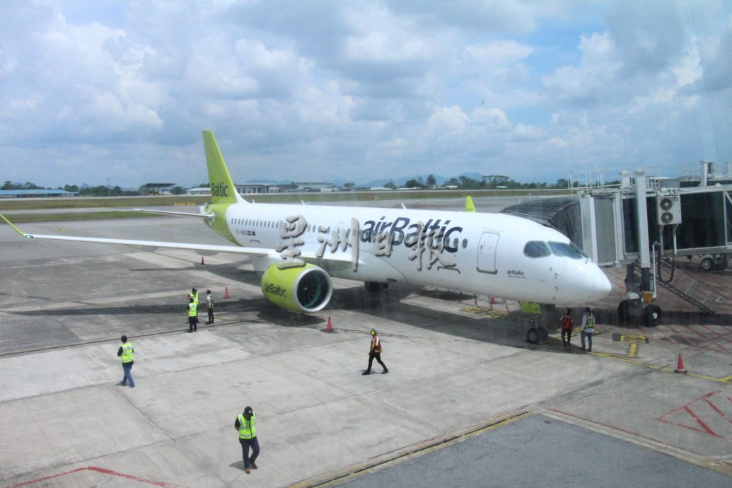 首辆使用藻类（algae）研发生产的永续飞行燃料（SAF）的飞机
