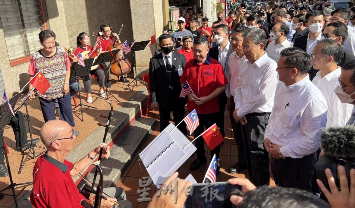 （古城封面主文）中马旗帜飘扬·民众热情欢迎赵乐际莅临