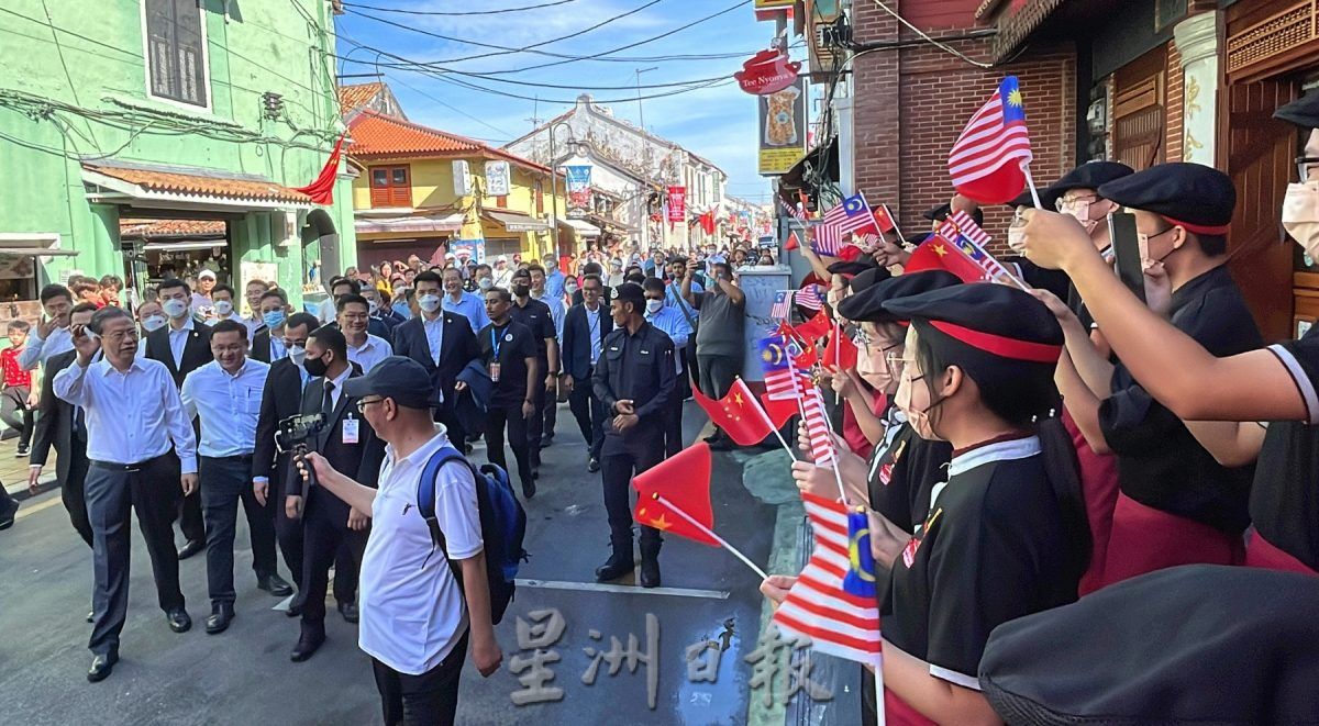 （古城封面主文）中马旗帜飘扬·民众热情欢迎赵乐际莅临