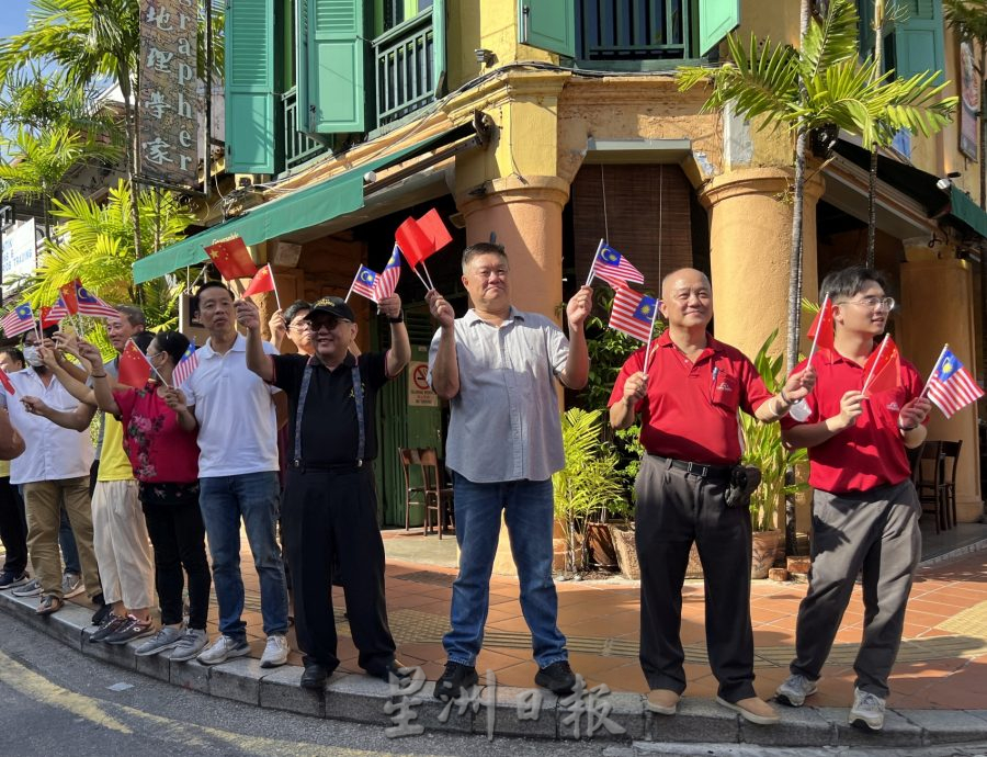 （古城封面主文）中马旗帜飘扬·民众热情欢迎赵乐际莅临