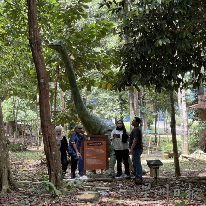 （古城封面主文）植物园恐龙破损失色·杂草掩盖失去光芒