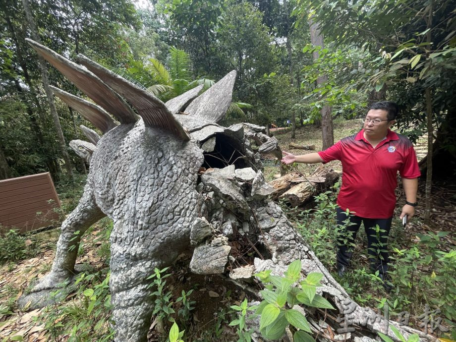 （古城封面主文）植物园恐龙破损失色·杂草掩盖失去光芒