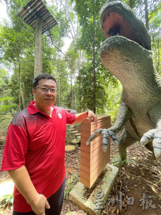 （古城封面主文）植物园恐龙破损失色·杂草掩盖失去光芒