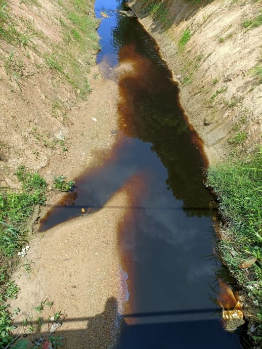 （古城封面主文）河水一再受污染，阿依沙叻农民不敢取水浇灌，盼老天下雨浇灌
