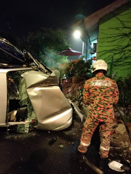 （古城版）皮卡车撞围墙 华裔男子受伤送院