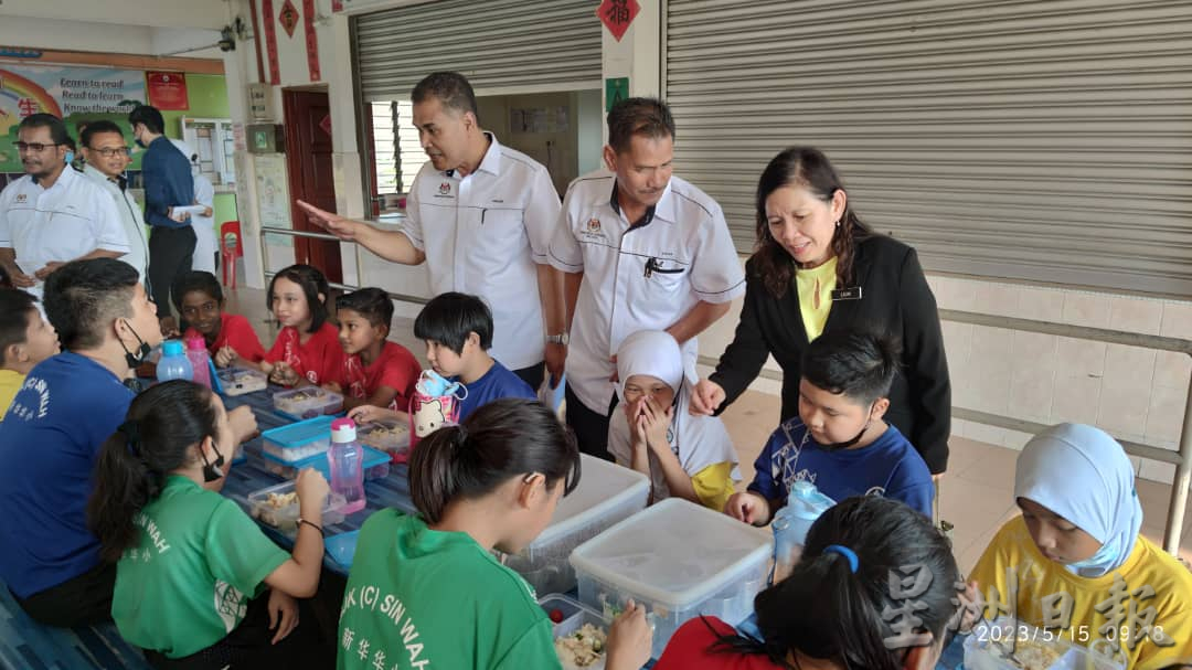（古城第七版主文）教育部与卫生部官员参访新华学校了解营养餐计划执行