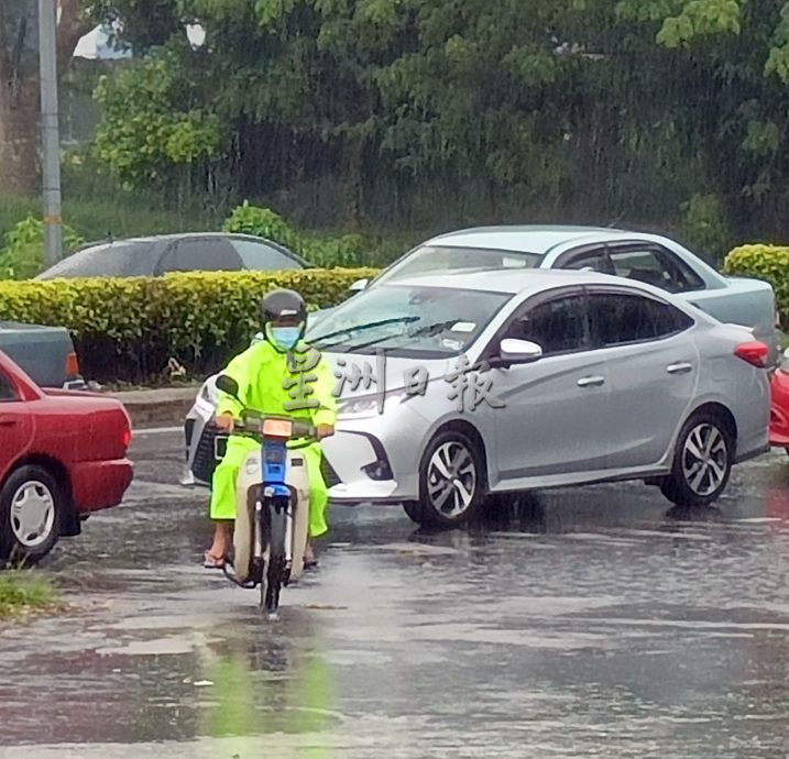 （古城第二版主文）大雨说来就来，摩托骑士小心！