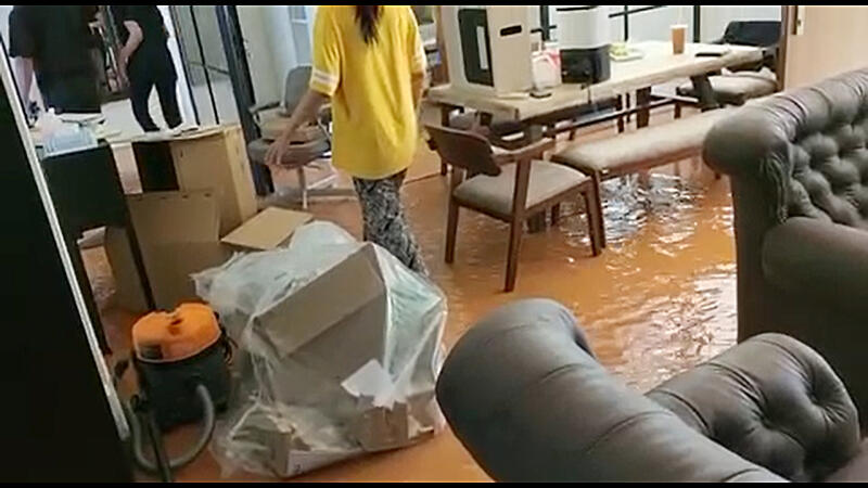 （已签发）柔：狮城二三事：地下水管大爆裂 新家沙发橱柜浸湿　屋主损失10万新元