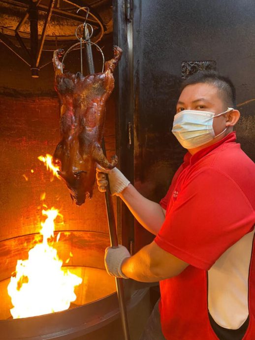 （已签发）柔：狮城二三事：猪肉减产涨价忧七月金猪断货　狮城烧腊业者纷囤货