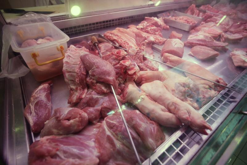 （已签发）柔：狮城二三事：猪肉减产涨价忧七月金猪断货　狮城烧腊业者纷囤货