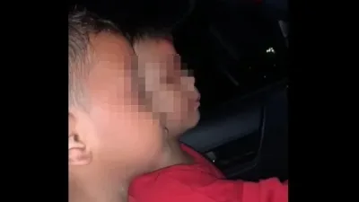 6岁载3岁深夜开车外出 | 警方证实男童会开车 “看Youtube学的”