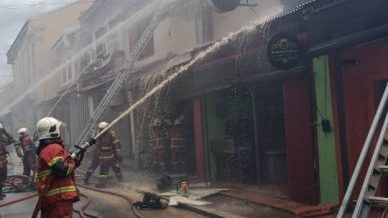 荷兰街火灾 2空屋被烧 古董店被波及