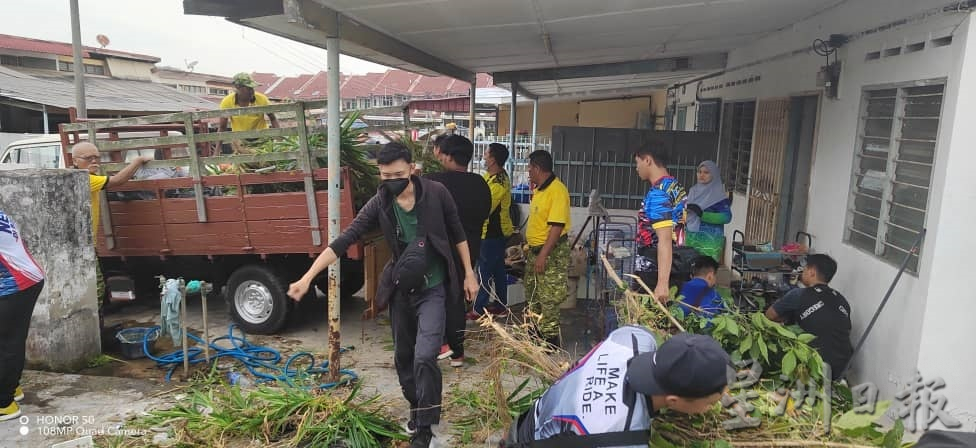 人民警卫团助孤老清理住家