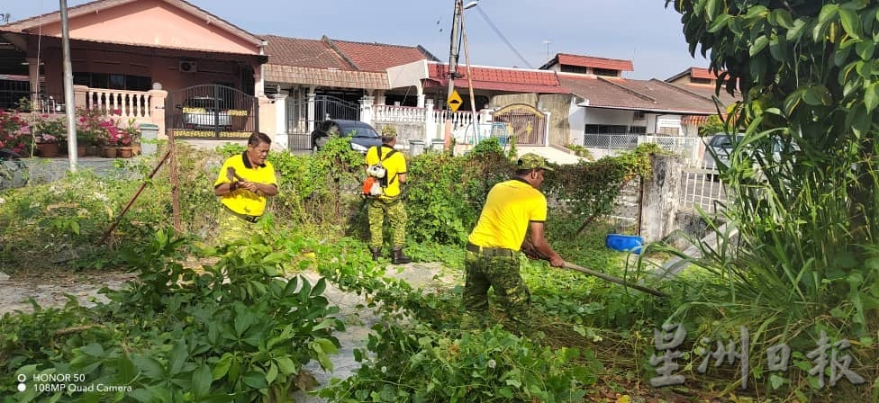 人民警卫团助孤老清理住家