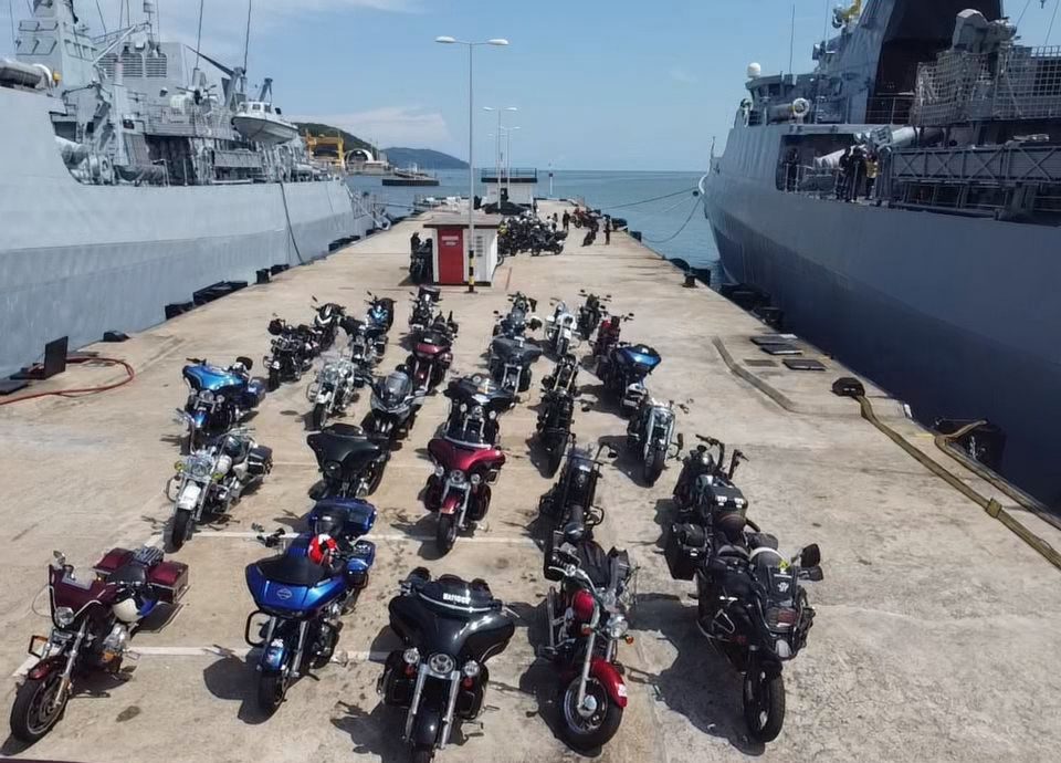 150辆大型摩托访海军基地