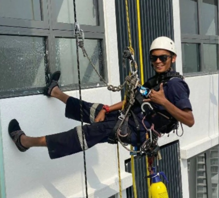  23岁男当高楼绳索技术员  “没有多少人有勇气和愿意”