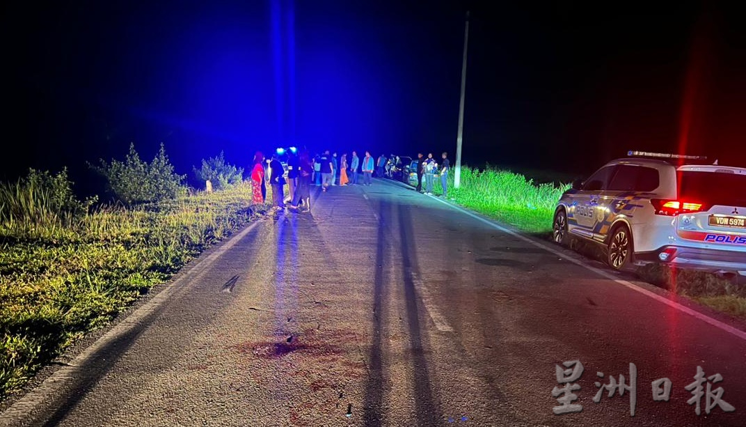 4摩托车黑夜撞牛 1人当场丧生3人伤