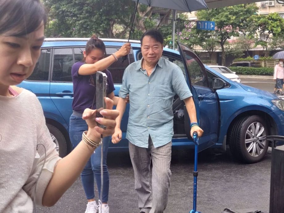 71岁廖峻遭影射性侵未遂 拄拐杖现身警局报案