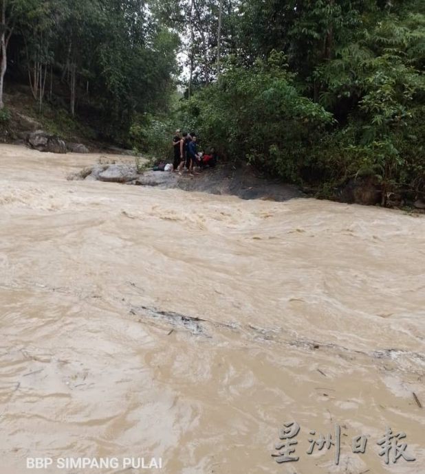 7大学生河边戏水 遇洪水爆发一度受困