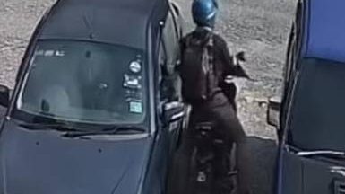 视频 | 电眼拍到 视频流传   摩托匪砸车窗偷包包