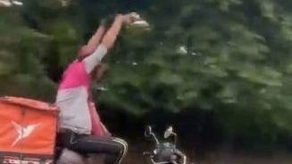 视频 | 坐贮物箱 双手高举骑车 骑士耍“特技”被捕