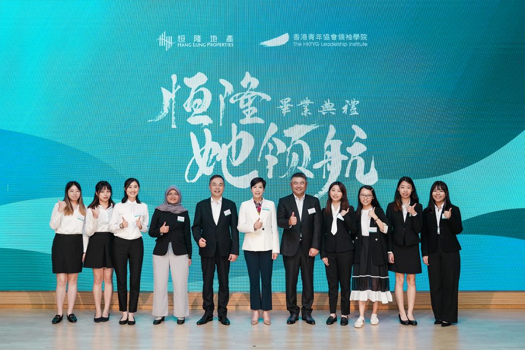 Mr. Weber Lo, Chief Executive Officer of Hang Lung Properties (5th from the right), Ms. Louise Ho Pui Shan, Commissioner of the Customs and Excise (6th from the right), and Mr. Andy Ho, Executive Director of the Hong Kong Federation of Youth Groups (5th from the left), share in the joy of the female university students who completed the inaugural 