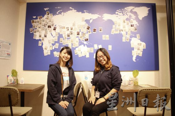 WANDER COMPASS BEPPU中心为各国旅客提供8项服务。左为畑山知美，右为来自印尼的立命馆亚洲太平洋大学企业管理系学生雪莉。(photo:SinChew)