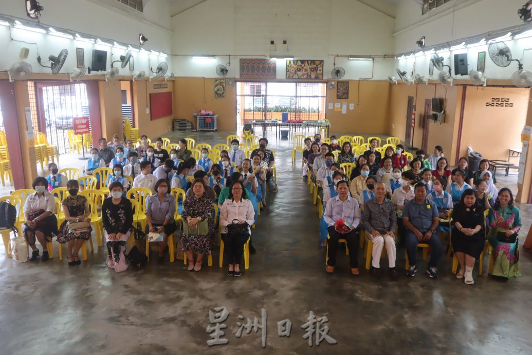 东：2023年第19届关丹县中学华语诗歌朗诵比赛，阿亦布爹中学获得双冠军，包揽初中组及高中组冠军。