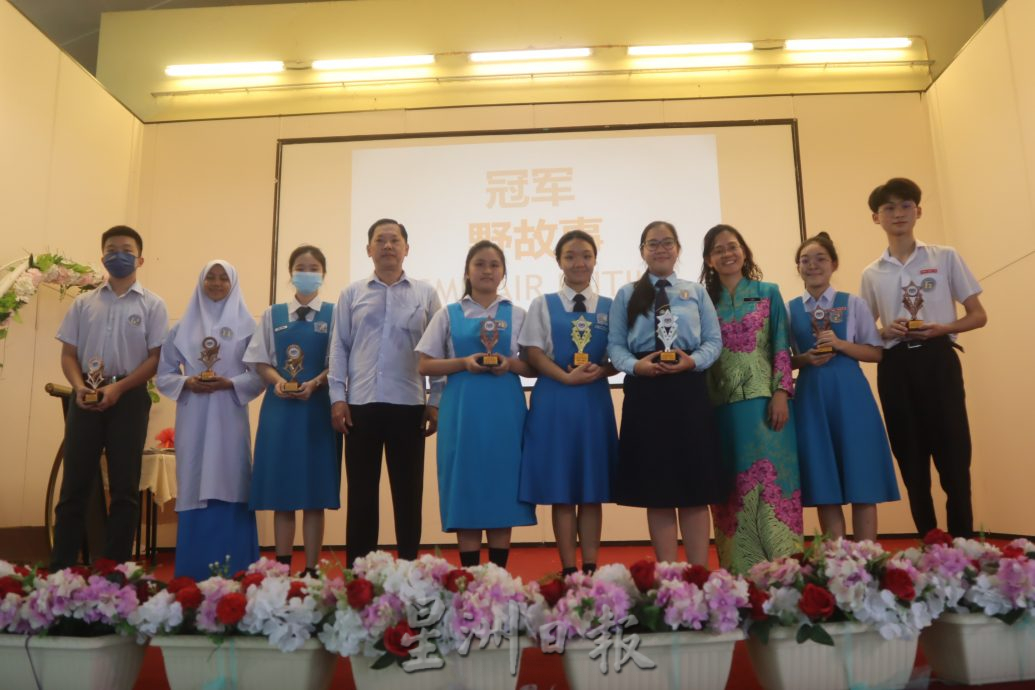 东：2023年第19届关丹县中学华语诗歌朗诵比赛，阿亦布爹中学获得双冠军，包揽初中组及高中组冠军。