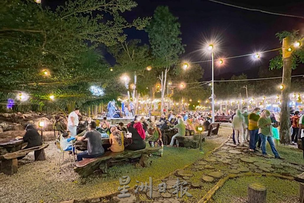 东：《东游记》树木环绕灯光璀璨美食选择多，Kimstone美食广场受各族青睐。
