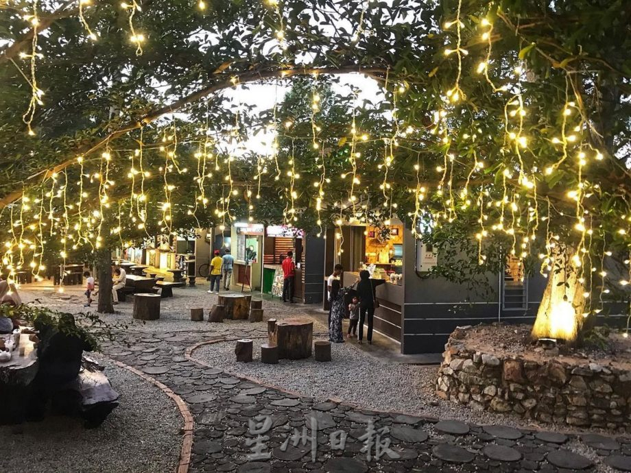 东：《东游记》树木环绕灯光璀璨美食选择多，Kimstone美食广场受各族青睐。