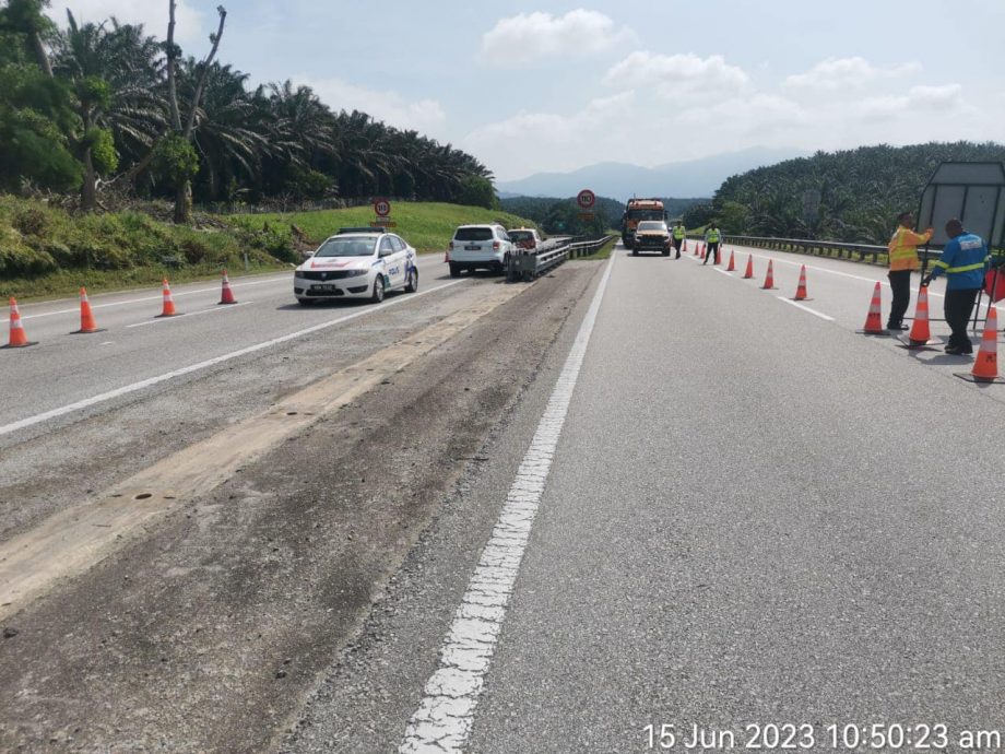 东：东海岸大道2罗里翻覆，通往吉隆坡方向路段受堵。