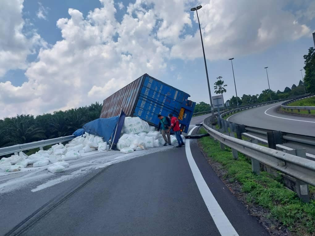 东：东海岸大道2罗里翻覆，通往吉隆坡方向路段受堵。