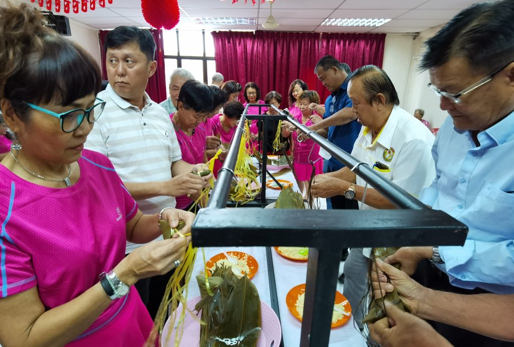 东：关丹广西会馆办“粽亲端午传统中华文化”，裹粽子与庆祝父亲节。