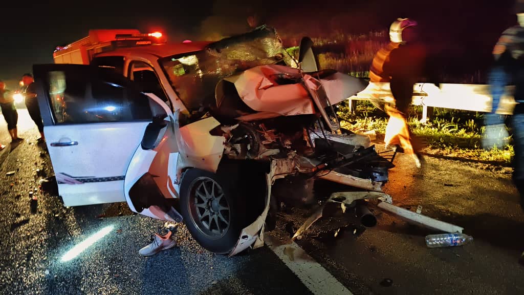 东：四轮驱动车失控撞上拖格罗里车尾，导致车上2名乘客当场死亡，司机则双脚折断。