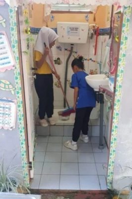 学生洗厕所培养责任心 教育界 家长多数赞同