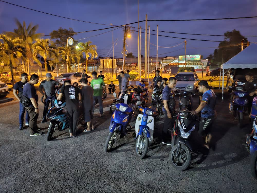 东：警方展开“摩托车行动”，短短4个小时开出116张罚单，被取缔的骑士当中，年纪最小的只有12岁。