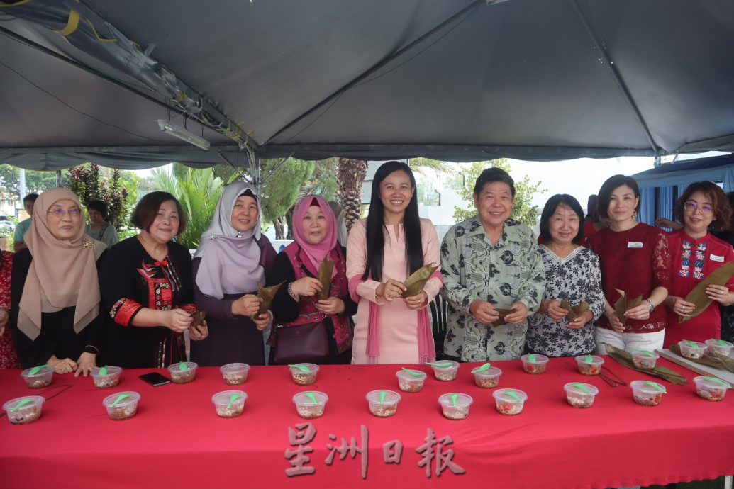 东：马来西亚华人穆斯林协会彭亨州分会，首次举办充满中华文化气息的包裹粽子比赛及书法比赛，以打破各族的隔阂。