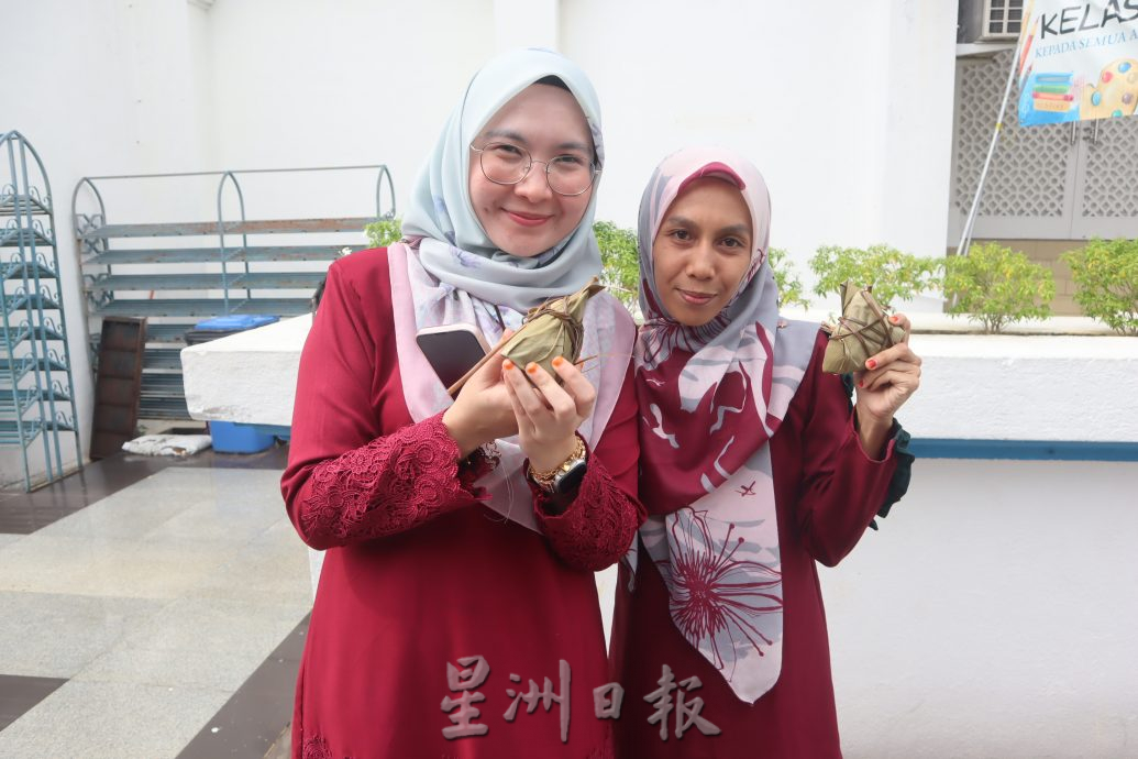 东：马来西亚华人穆斯林协会彭亨州分会，首次举办充满中华文化气息的包裹粽子比赛及书法比赛，以打破各族的隔阂。