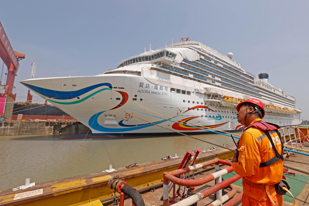 中国首艘大型国产邮轮出坞 可载5246人明年营运
