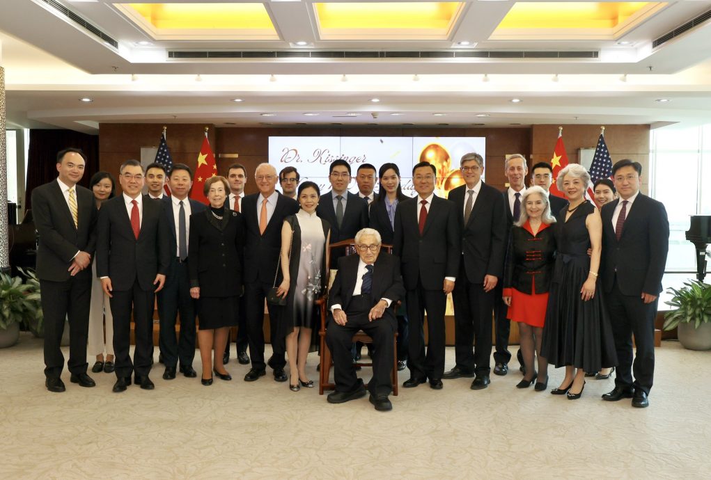 中国驻美大使谢峰推特发布基辛格百岁寿辰合影2