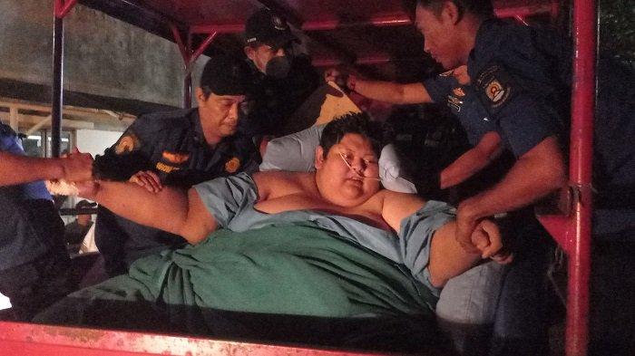体重250公斤男子就医 印尼消防队动用堆高机卡车